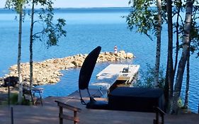 Mukava pieni 2-4h mökki min 2 vrk Saimaan rannalla, poreallas, puusauna, Wi-Fi, Smart TV, parivuode ja vuodesohva